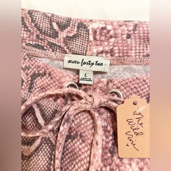 Seven Forty Two Women’s Pink Snake Print Blouse too | Size L - Picture 2 of 12